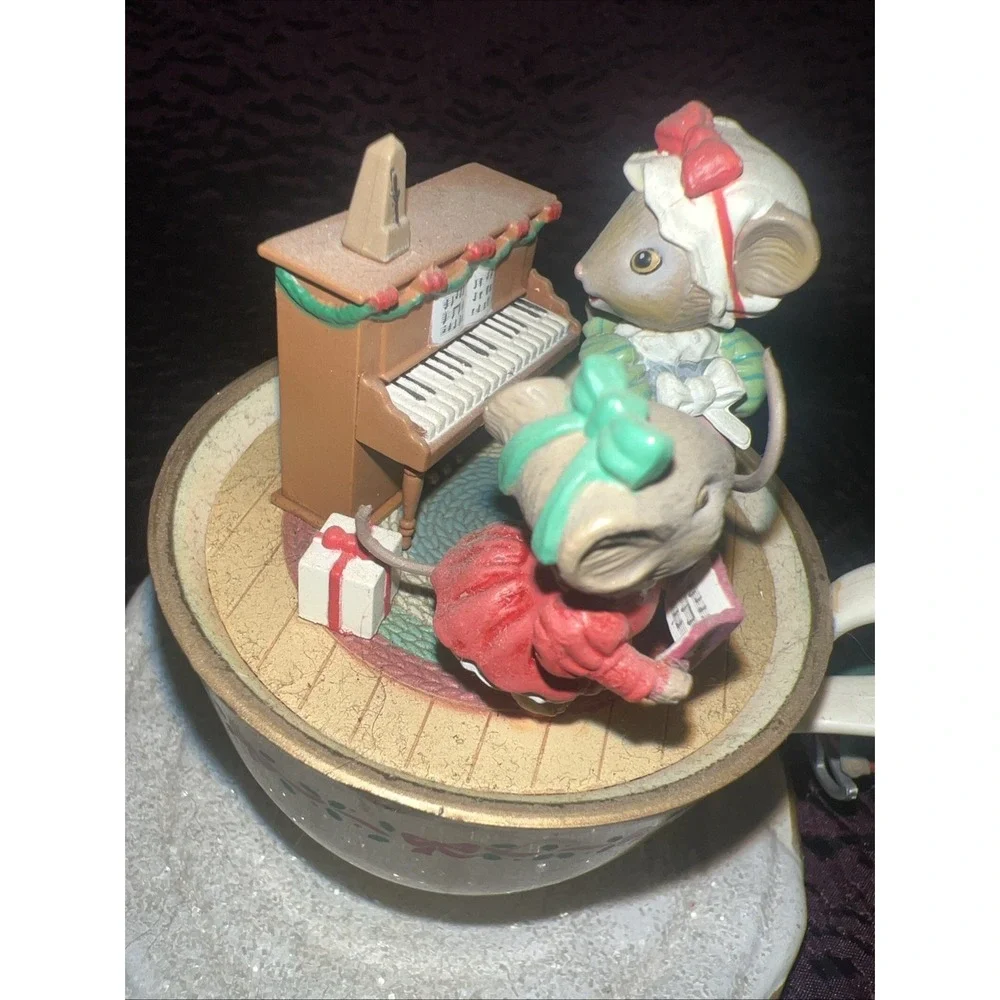 Enesco M. Gilmore designs, winter‎ wonderland, mini musical music box Mice Sled